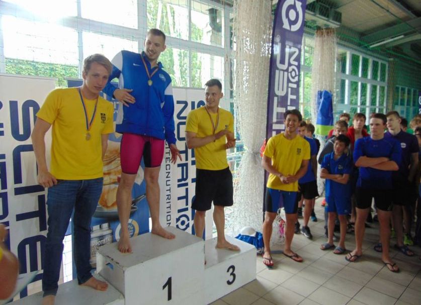 Két országos csúccsal debütált