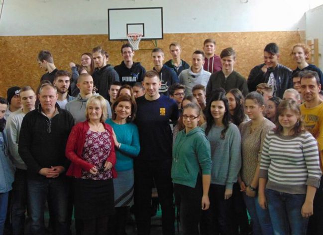 Fejest ugrott a tanításba