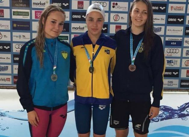 Három döntős helyezés