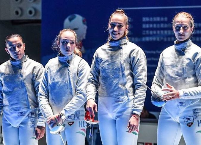 Egy leány a páston