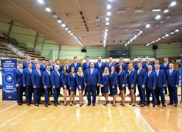 Öltönyös birkózók