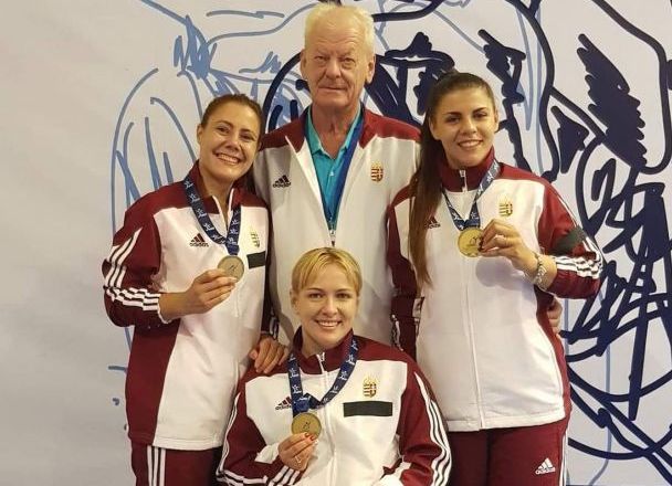 Három érem Amarilla nyakában