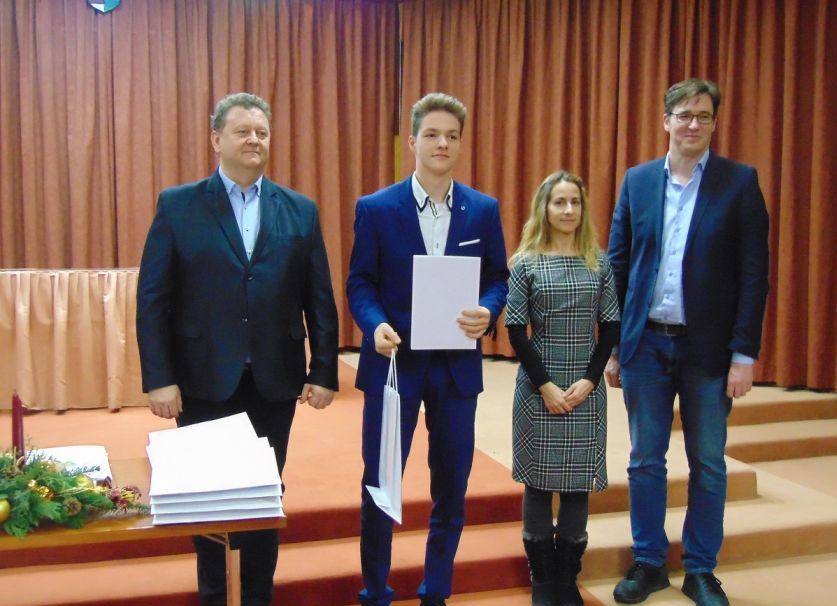 Három sportolónkat jutalmazta az önkormányzat