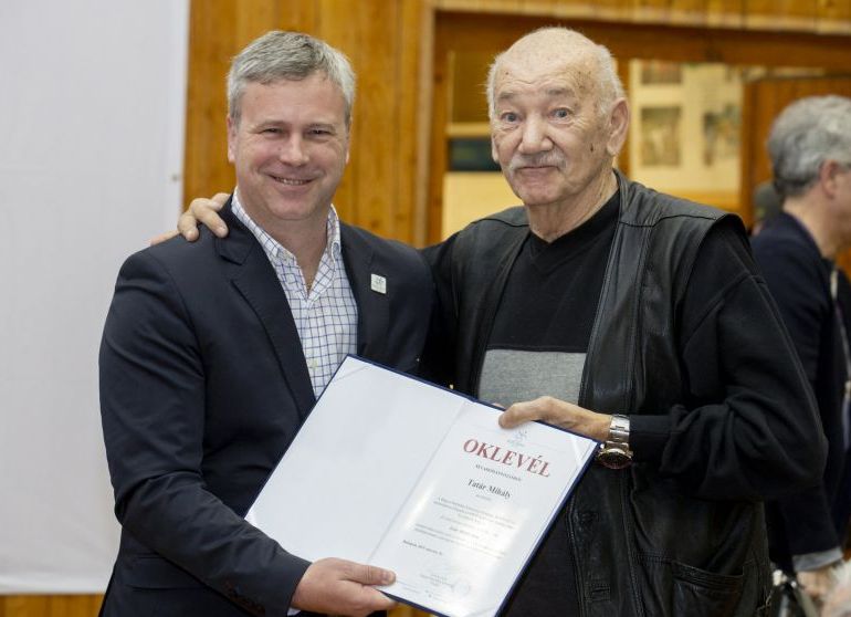 Elismerés egykori edzőnknek