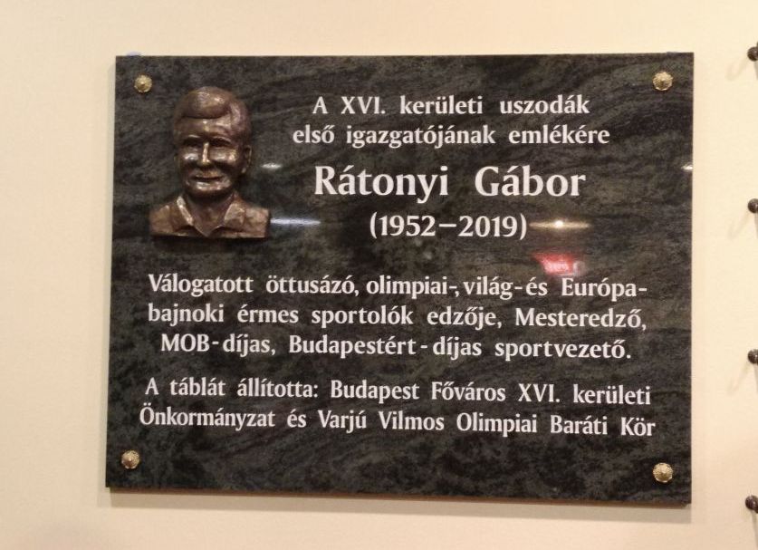 Edzőnkről uszodát neveztek el