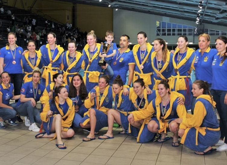 Bronzérem a lányok nyakában