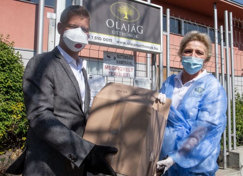 Maszkokkal segítettünk