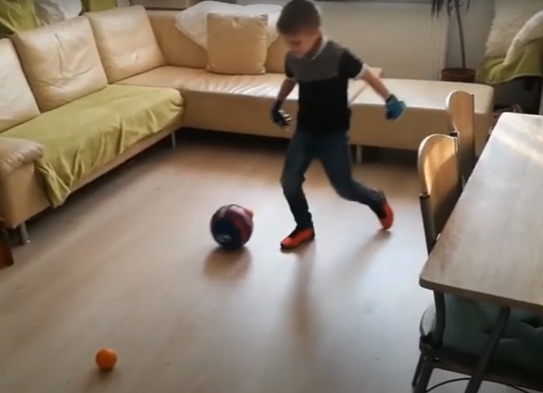Legfiatalabb labdarúgóink edzése otthon – VIDEÓ
