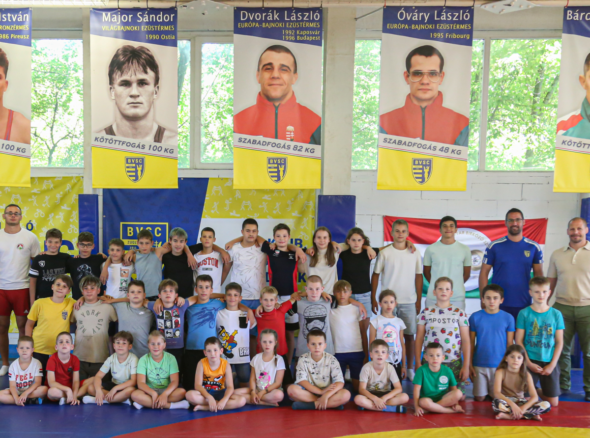 Meglepetésvendég: Bácsi Péter látogatta meg táborozó birkózóinkat